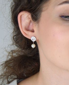 Romantyczne kolczyki stalowe SKO17 z perełką, napisem love i małym misiem. Długość 2,2 cm, szerokość 1,0 cm. Subtelna biżuteria – idealna na prezent! (2).JPG
