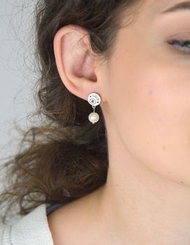 Romantyczne kolczyki stalowe SKO17 z perełką, napisem love i małym misiem. Długość 2,2 cm, szerokość 1,0 cm. Subtelna biżuteria – idealna na prezent! (3).JPG