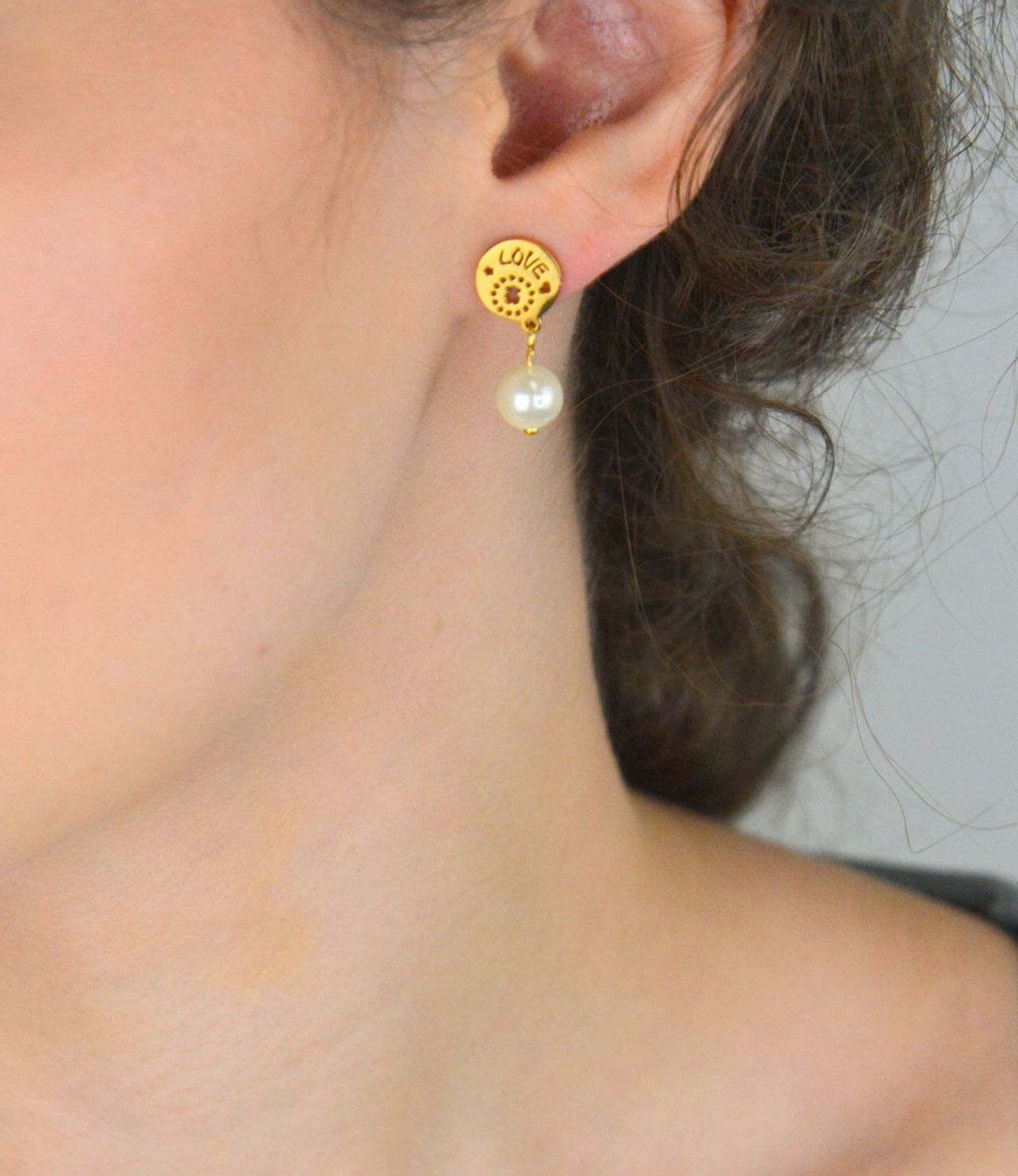 Kolczyki stalowe pozłacane SKO17Z z kółeczkiem „LOVE” i wiszącą syntetyczną perełką. Długość 2,1 cm. Elegancka i romantyczna biżuteria dla kobiet.1.jpg