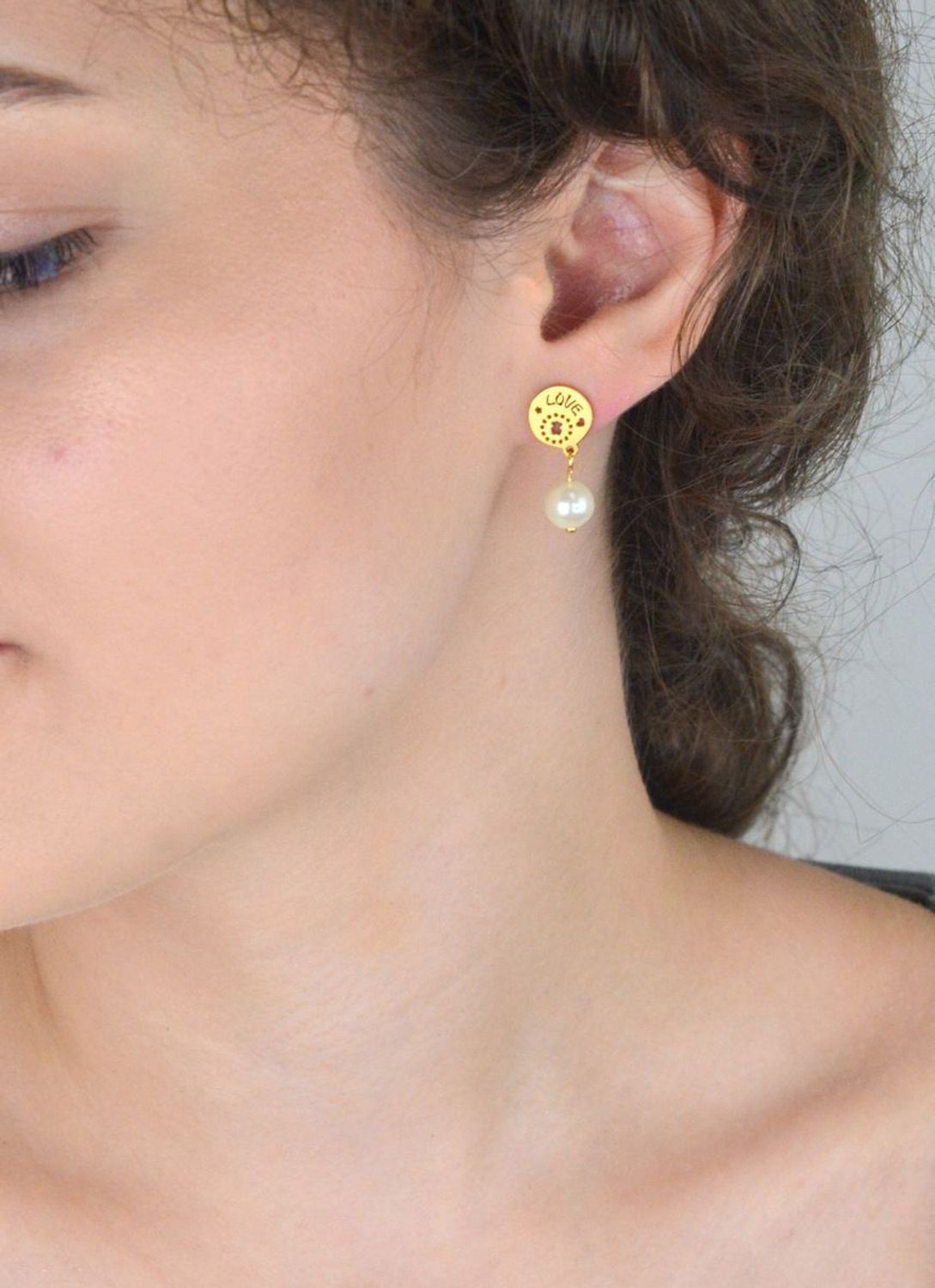 Kolczyki stalowe pozłacane SKO17Z z kółeczkiem „LOVE” i wiszącą syntetyczną perełką. Długość 2,1 cm. Elegancka i romantyczna biżuteria dla kobiet.1.jpg