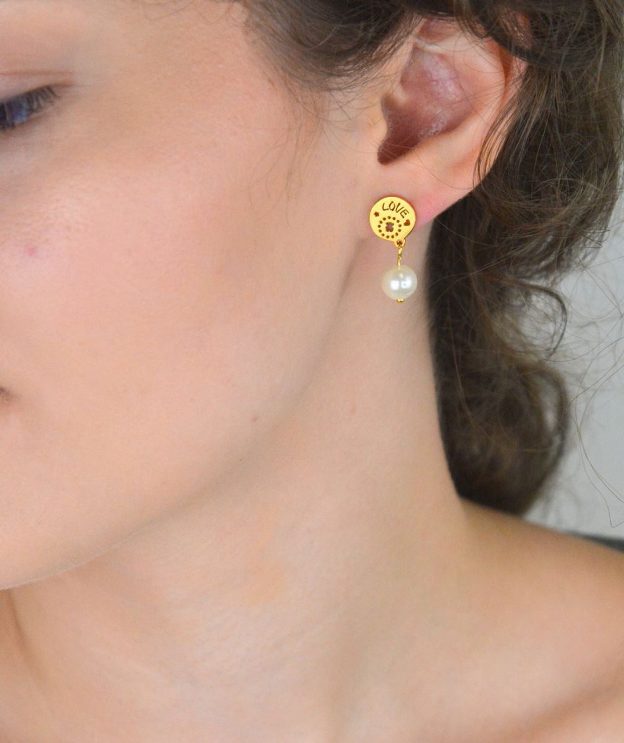 Kolczyki stalowe pozłacane SKO17Z z kółeczkiem „LOVE” i wiszącą syntetyczną perełką. Długość 2,1 cm. Elegancka i romantyczna biżuteria dla kobiet.1.jpg