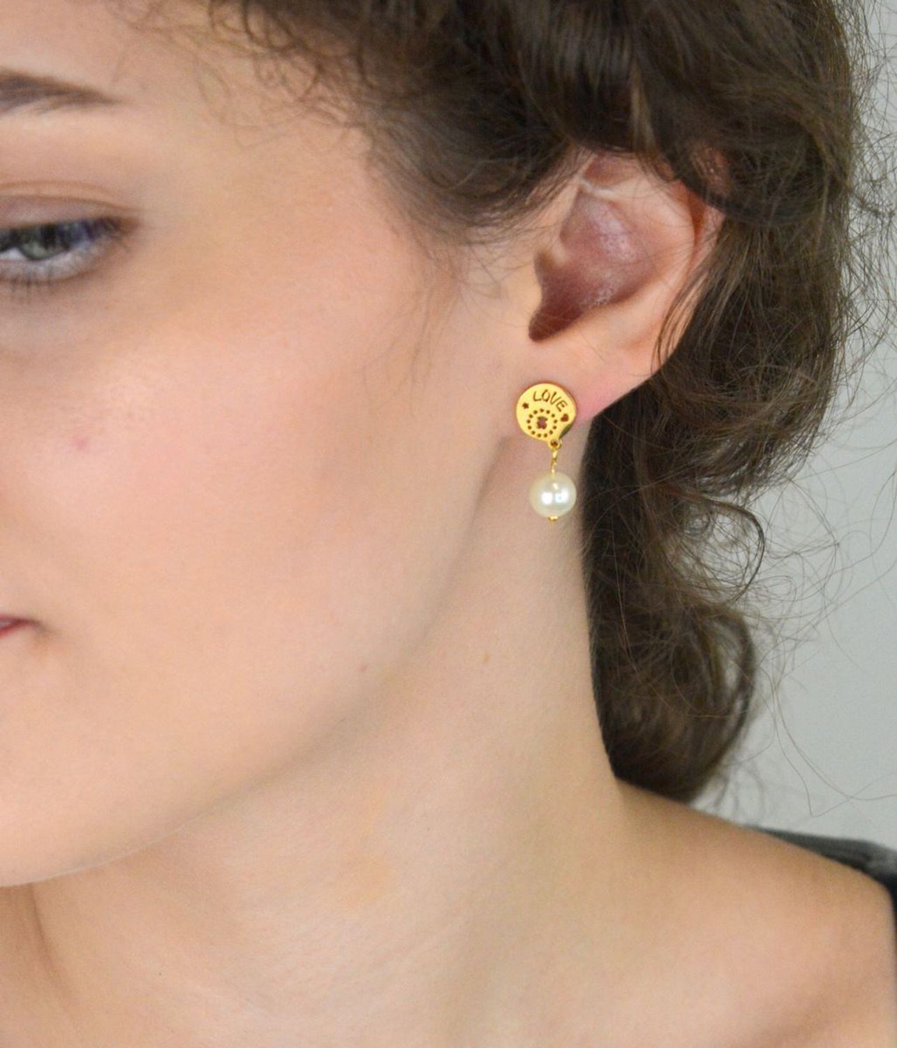 Kolczyki stalowe pozłacane SKO17Z z kółeczkiem „LOVE” i wiszącą syntetyczną perełką. Długość 2,1 cm. Elegancka i romantyczna biżuteria dla kobiet.1.jpg