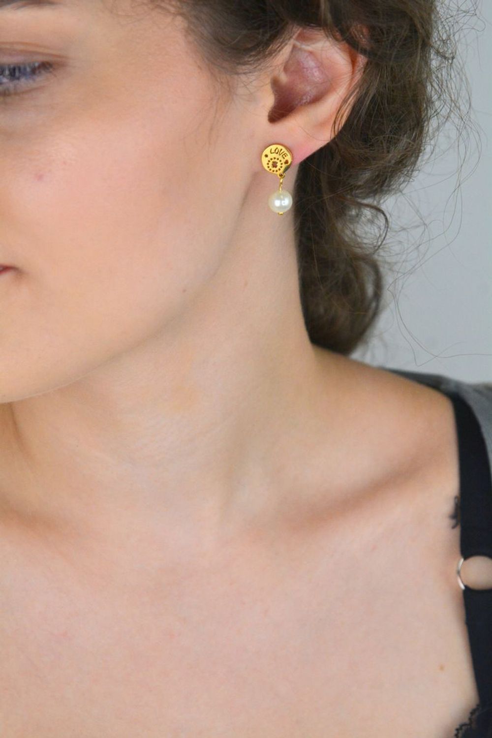 Kolczyki stalowe pozłacane SKO17Z z kółeczkiem „LOVE” i wiszącą syntetyczną perełką. Długość 2,1 cm. Elegancka i romantyczna biżuteria dla kobiet.1.jpg