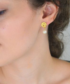 Kolczyki stalowe pozłacane SKO17Z z kółeczkiem „LOVE” i wiszącą syntetyczną perełką. Długość 2,1 cm. Elegancka i romantyczna biżuteria dla kobiet (3).JPG