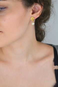 Kolczyki stalowe pozłacane SKO17Z z kółeczkiem „LOVE” i wiszącą syntetyczną perełką. Długość 2,1 cm. Elegancka i romantyczna biżuteria dla kobiet (5).JPG