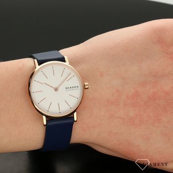 Zegarek o klasycznym wyglądzie ze stylowym paskiem skórzanym w kolorze granatowym z pasującą do całości białą tarczą. Idealny pomysł na prezent dla kobiety.  (5).jpg