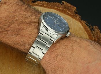 Zegarek męski Seiko Solar SNE525P1 – granatowa tarcza, stalowa bransoleta, datownik bok zegarka.jpg