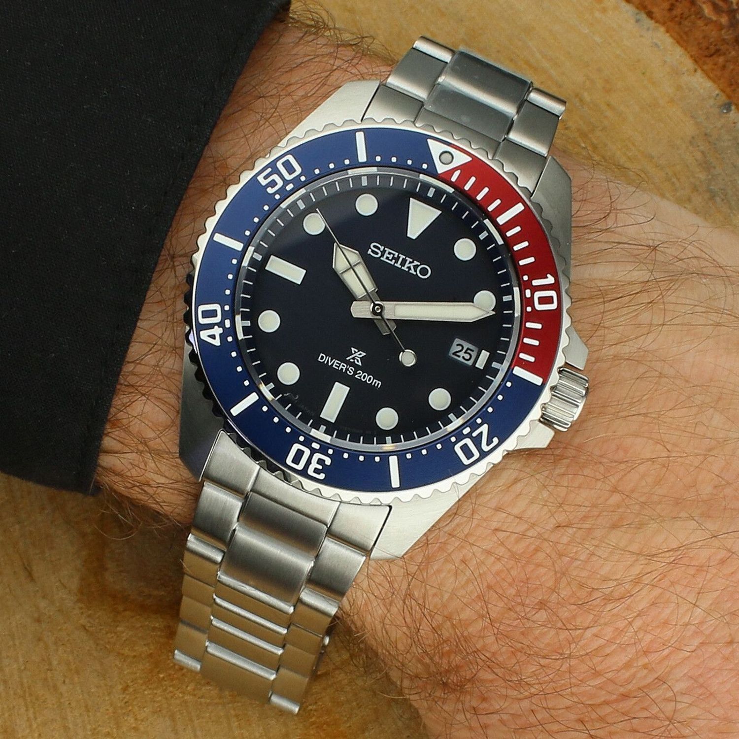 Zegarek Seiko Prospex Solar Diver Blue-Red-Blue 41mm SNE595P1.jpg