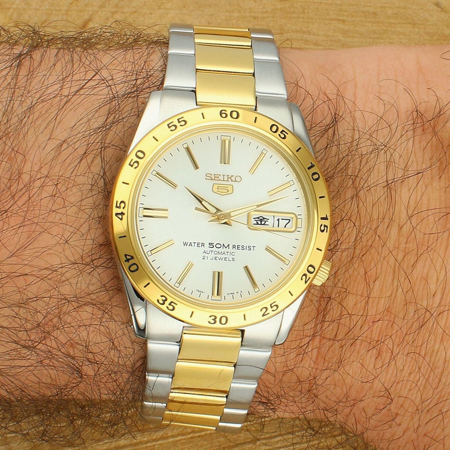 Seiko SNKE04K1 to klasyczny męski zegarek automatyczny z mechanizmem Seiko 7S26, stalową kopertą, bransoletą i datownikiem day-date..jpg
