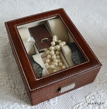 Elegancka szkatułka w kolorze brązowym na biżuterię i zegarki. Wnętrze pudełka wykonane z weluru w kolorze beżowym. Ta elegancka szkatułka świetnie sprawdzi się jako dodatek w garderobie. (3).JPG