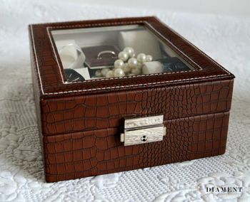 Elegancka szkatułka w kolorze brązowym na biżuterię i zegarki. Wnętrze pudełka wykonane z weluru w kolorze beżowym. Ta elegancka szkatułka świetnie sprawdzi się jako dodatek w garderobie. (4).JPG