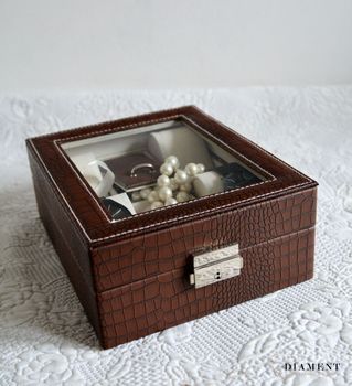 Elegancka szkatułka w kolorze brązowym na biżuterię i zegarki. Wnętrze pudełka wykonane z weluru w kolorze beżowym. Ta elegancka szkatułka świetnie sprawdzi się jako dodatek w garderobie. (5).JPG