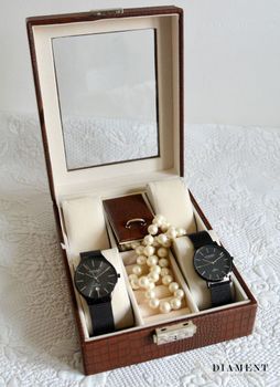 Elegancka szkatułka w kolorze brązowym na biżuterię i zegarki. Wnętrze pudełka wykonane z weluru w kolorze beżowym. Ta elegancka szkatułka świetnie sprawdzi się jako dodatek w garderobie..JPG