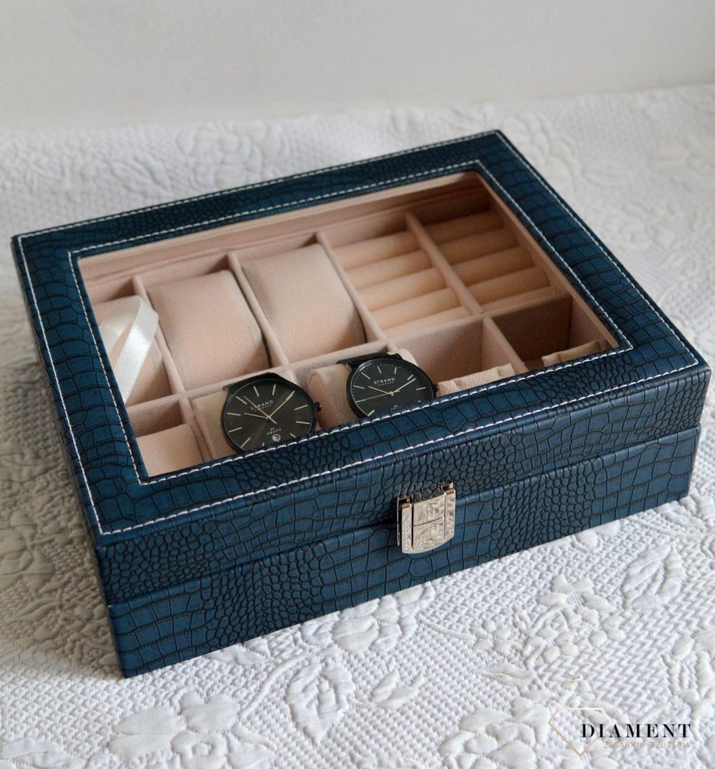 Elegancka szkatułka w kolorze niebieskim na biżuterię i zegarki. Wnętrze pudełka wykonane z weluru w kolorze beżowym. Ta elegancka szkatułka świetnie sprawdzi się jako dodatek w garderobie. (4).JPG