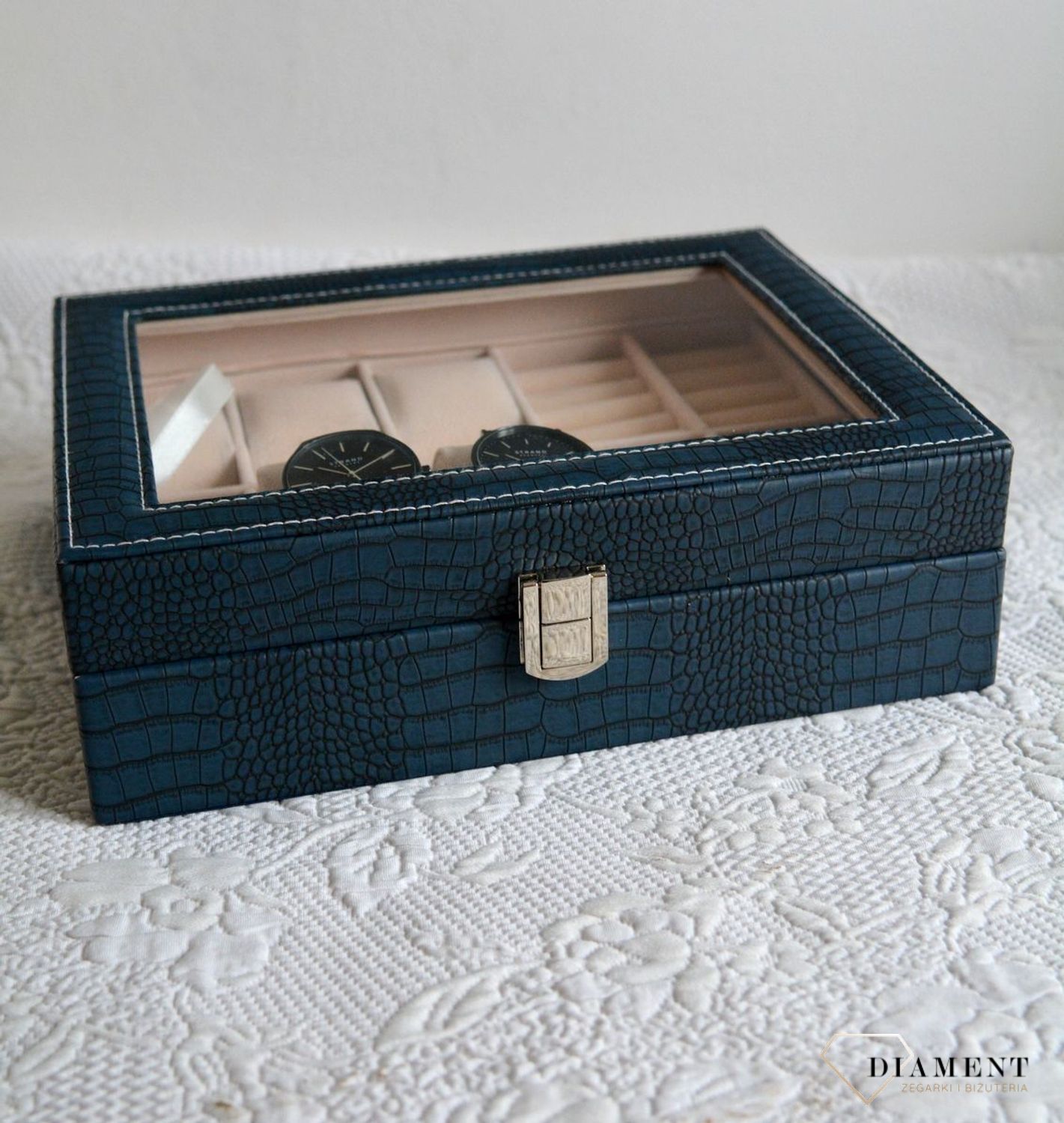 Elegancka szkatułka w kolorze niebieskim na biżuterię i zegarki. Wnętrze pudełka wykonane z weluru w kolorze beżowym. Ta elegancka szkatułka świetnie sprawdzi się jako dodatek w garderobie. (4).JPG