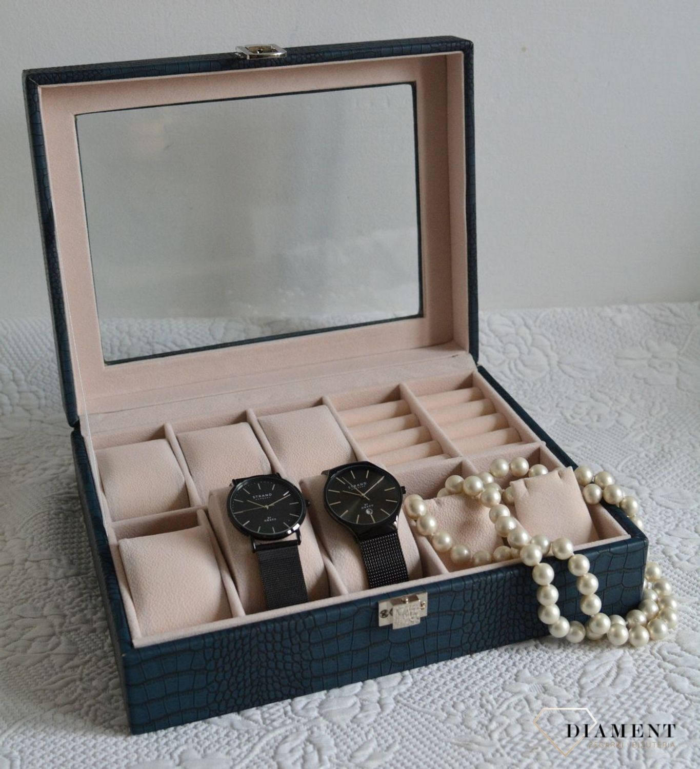Elegancka szkatułka w kolorze niebieskim na biżuterię i zegarki. Wnętrze pudełka wykonane z weluru w kolorze beżowym. Ta elegancka szkatułka świetnie sprawdzi się jako dodatek w garderobie. (4).JPG