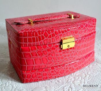 Eleganckie trzy poziomowe pudełko w kolorze różowym na biżuterię. Rozkładane pudełko z eleganckim uchwytem. Wnętrze pudełka wykonane z weluru w kolorze beżowym. (2).JPG