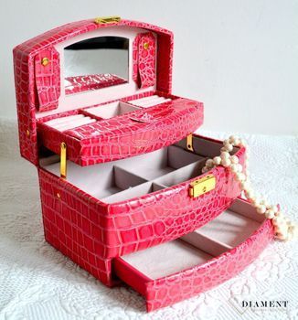 Eleganckie trzy poziomowe pudełko w kolorze różowym na biżuterię. Rozkładane pudełko z eleganckim uchwytem. Wnętrze pudełka wykonane z weluru w kolorze beżowym. (4).JPG