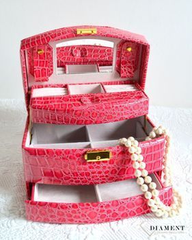 Eleganckie trzy poziomowe pudełko w kolorze różowym na biżuterię. Rozkładane pudełko z eleganckim uchwytem. Wnętrze pudełka wykonane z weluru w kolorze beżowym..JPG
