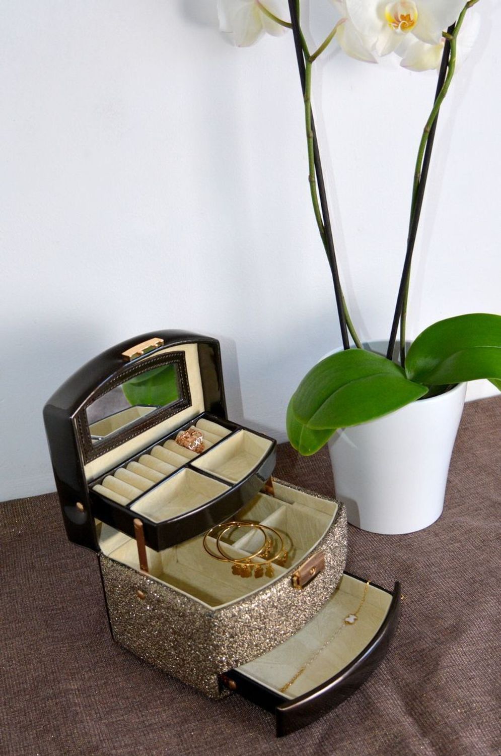 Szkatułka na biżuterię damska 3 poziomowa złoty brokat SP-8073A21. Rozkładany kuferek na biżuterie z uchwytem ze skóry w kolorze brązowym.  (12).JPG