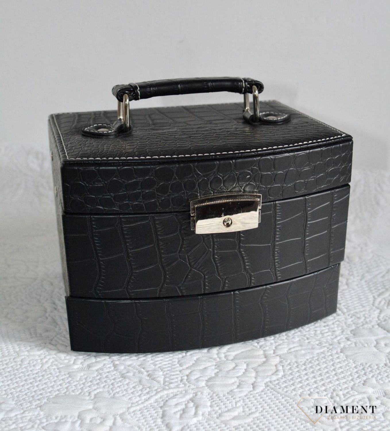 Elegancka trzy poziomowe szkatułka w czarnym kolorze na biżuterię. Rozkładane pudełko z eleganckim uchwytem. Wnętrze pudełka wykonane z weluru w kolorze szarym. (2).JPG