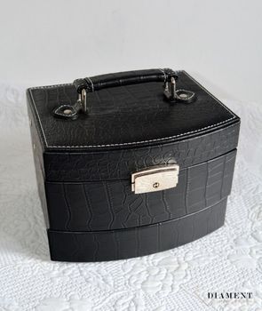 Elegancka trzy poziomowe szkatułka w czarnym kolorze na biżuterię. Rozkładane pudełko z eleganckim uchwytem. Wnętrze pudełka wykonane z weluru w kolorze szarym. (2).JPG