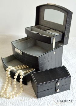 Elegancka trzy poziomowe szkatułka w czarnym kolorze na biżuterię. Rozkładane pudełko z eleganckim uchwytem. Wnętrze pudełka wykonane z weluru w kolorze szarym. (5).JPG