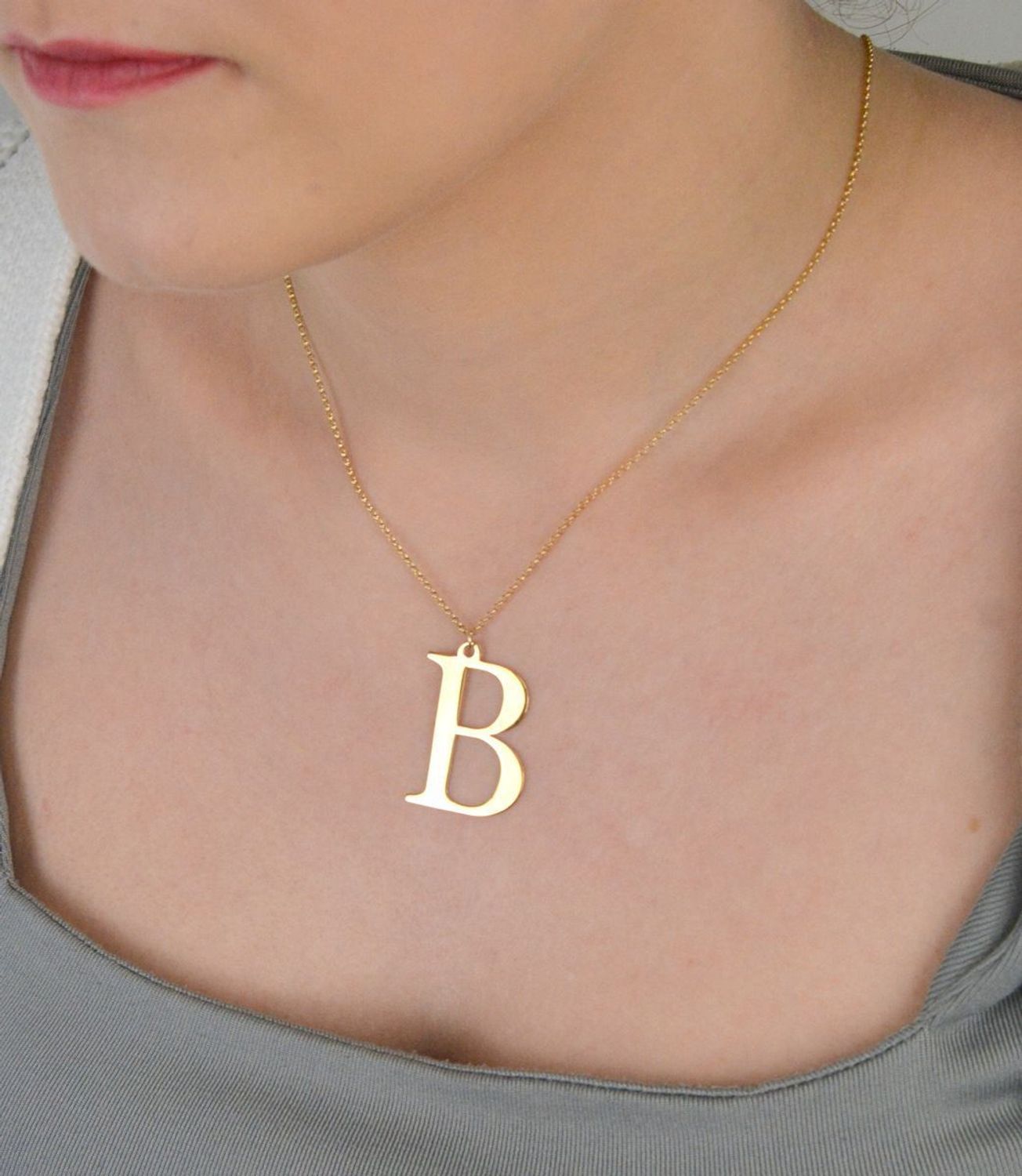 Naszyjnik srebrny pozłacany próba 925, literka B SP167S Elegancki naszyjnik wykonany z wysokiej jakości srebra próby 925, pozłacany, z zawieszką w kształcie literki B. 1.jpg