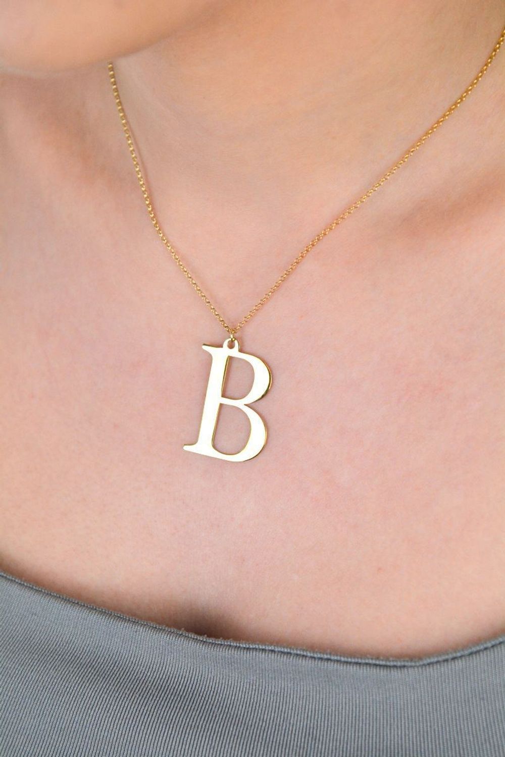 Naszyjnik srebrny pozłacany próba 925, literka B SP167S Elegancki naszyjnik wykonany z wysokiej jakości srebra próby 925, pozłacany, z zawieszką w kształcie literki B. 1.jpg