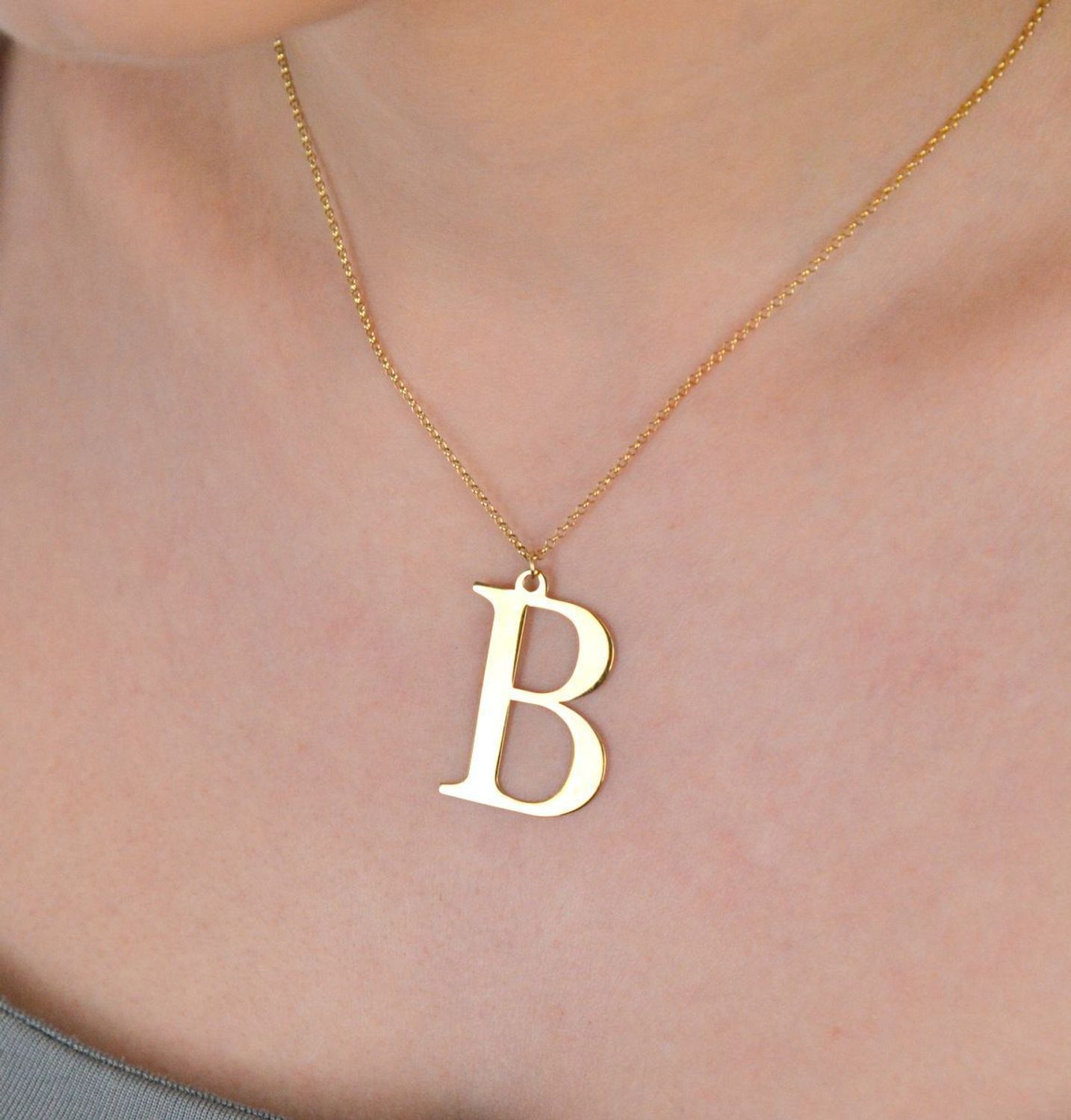 Naszyjnik srebrny pozłacany próba 925, literka B SP167S Elegancki naszyjnik wykonany z wysokiej jakości srebra próby 925, pozłacany, z zawieszką w kształcie literki B. 1.jpg