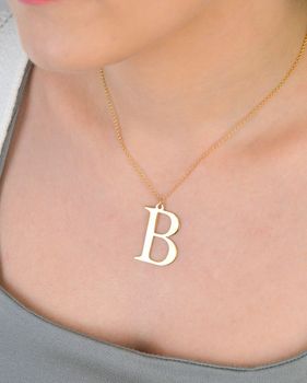 Naszyjnik srebrny pozłacany próba 925, literka B SP167S Elegancki naszyjnik wykonany z wysokiej jakości srebra próby 925, pozłacany, z zawieszką w kształcie literki B (3).JPG