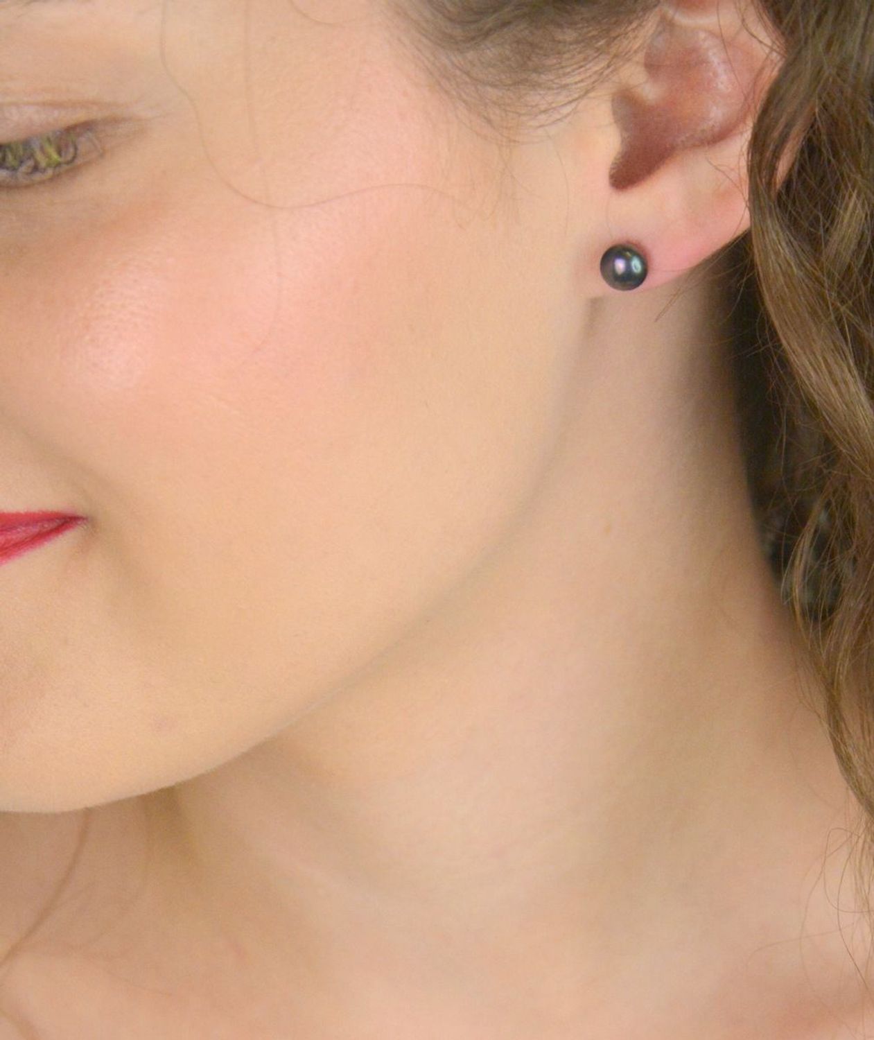 Srebrne kolczyki z ciemną perłą hodowlaną 7 mm – zapięcie sztyft, srebro 925.jpg