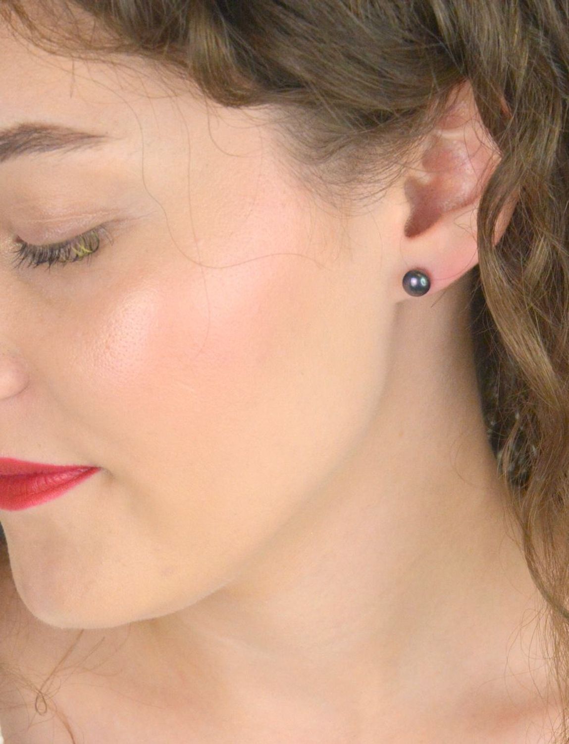 Srebrne kolczyki z ciemną perłą hodowlaną 7 mm – zapięcie sztyft, srebro 925.jpg