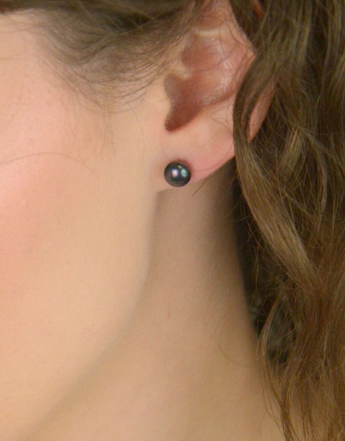 Srebrne kolczyki z ciemną perłą hodowlaną 7 mm – zapięcie sztyft, srebro 925.jpg