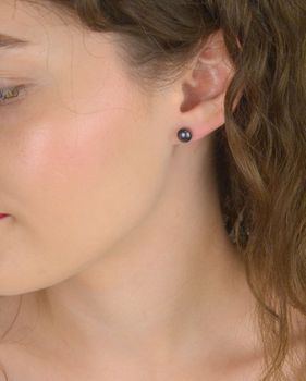 Eleganckie kolczyki z ciemną perłą hodowlaną 7 mm. Srebro próby 925, zapięcie sztyft. Stylowy akcent na co dzień i specjalne okazje (1).JPG