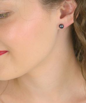 Eleganckie kolczyki z ciemną perłą hodowlaną 7 mm. Srebro próby 925, zapięcie sztyft. Stylowy akcent na co dzień i specjalne okazje (2).JPG