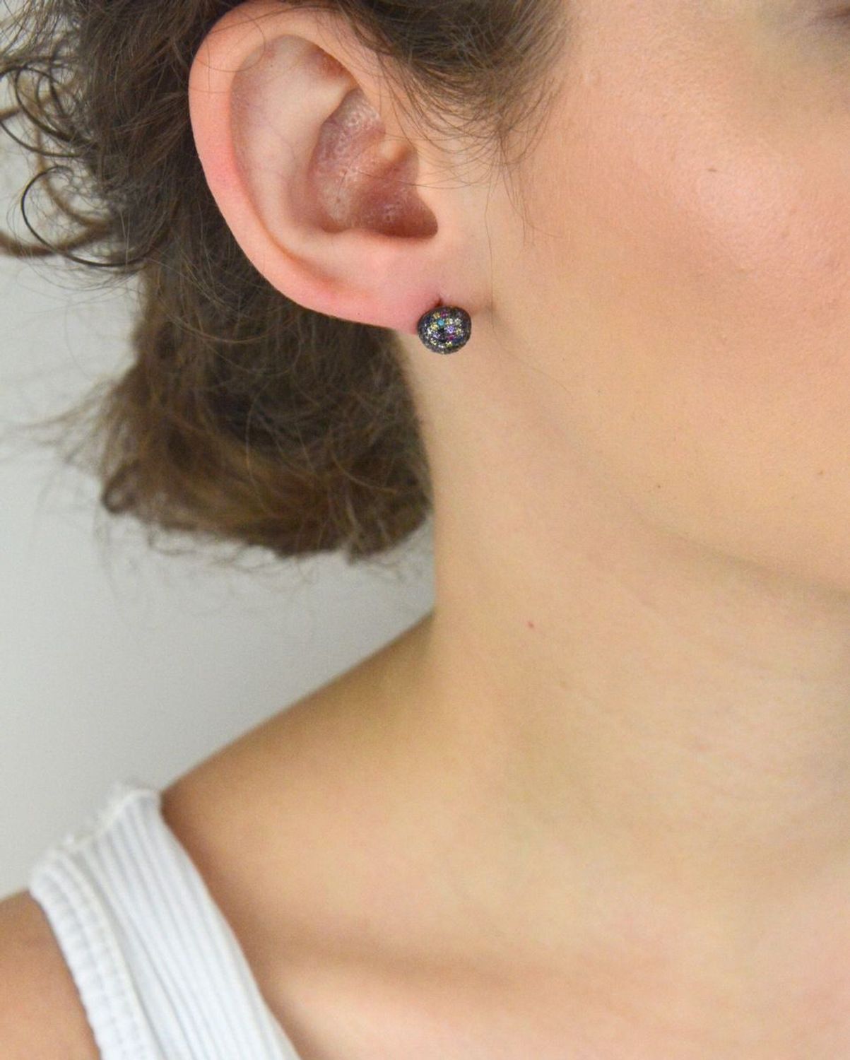 Kolczyki srebrne pozłacane próby 925, półkulki z kolorowymi cyrkoniami, zapięcie na sztyft, wielkość 8 mm. Subtelna biżuteria z pięknym blaskiem.1.jpg