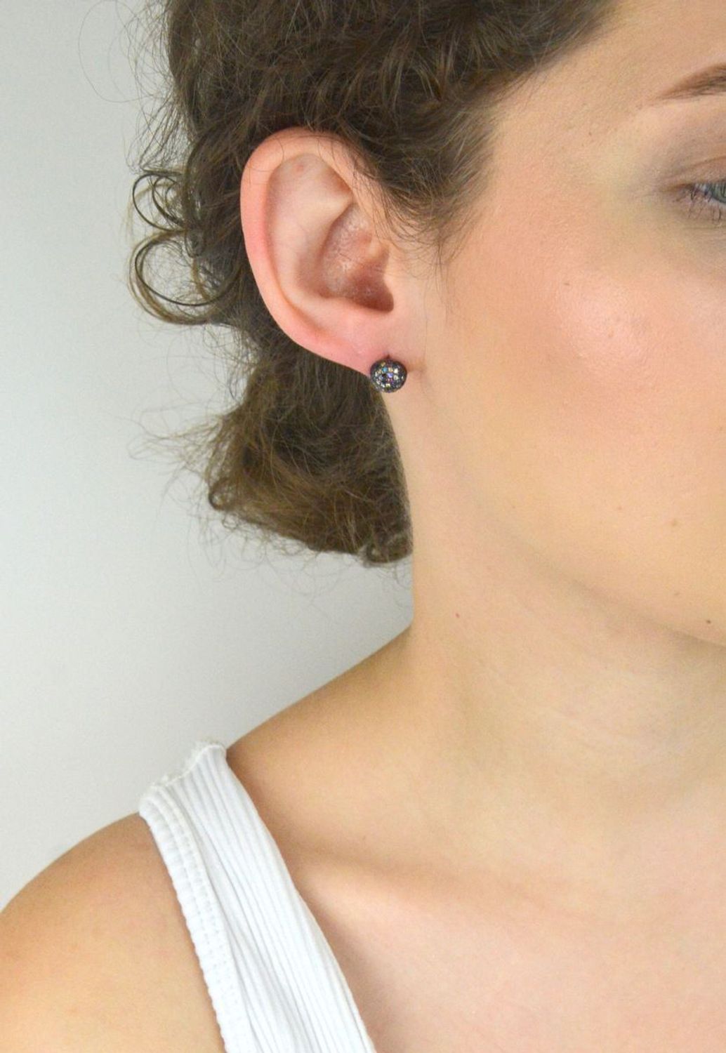 Kolczyki srebrne pozłacane próby 925, półkulki z kolorowymi cyrkoniami, zapięcie na sztyft, wielkość 8 mm. Subtelna biżuteria z pięknym blaskiem.1.jpg