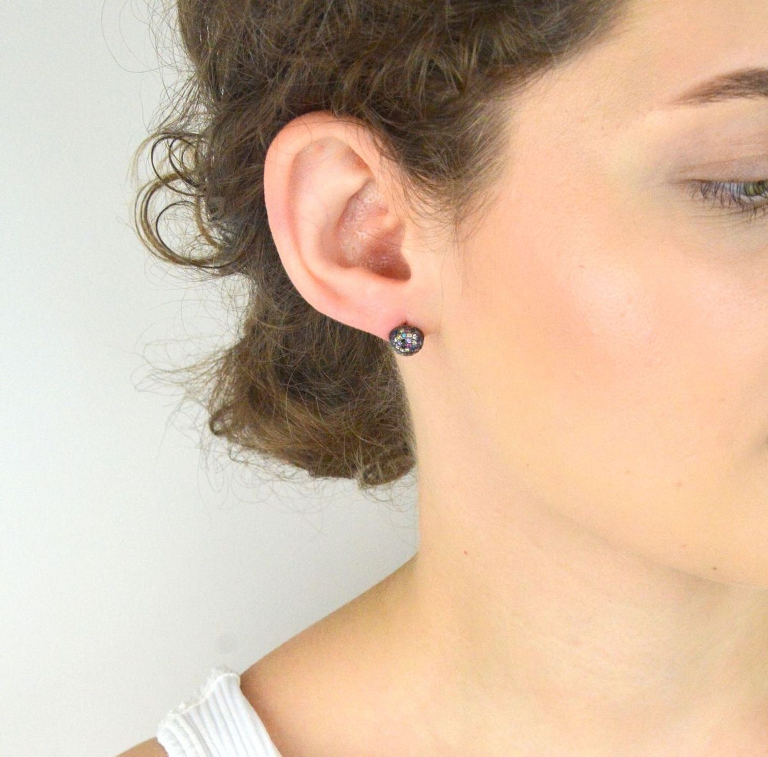 Kolczyki srebrne pozłacane próby 925, półkulki z kolorowymi cyrkoniami, zapięcie na sztyft, wielkość 8 mm. Subtelna biżuteria z pięknym blaskiem.1.jpg