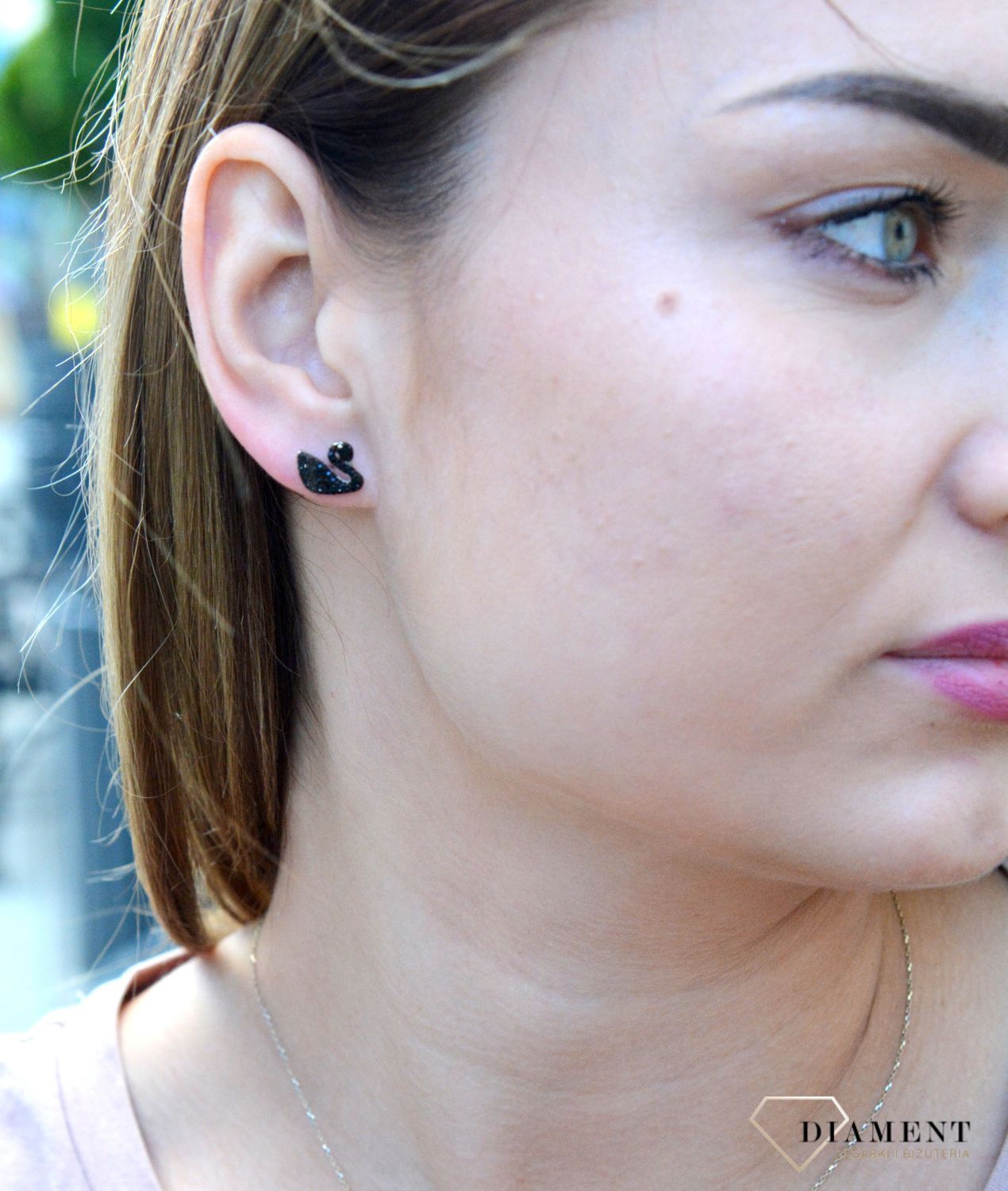 Kolczyki wkrętki łabędzie czarne cyrkonie SQK00000-053. Srebrne kolczyki w kształcie łabędzi ozdobione cyrkoniami w kolorze czarnym. Wykonane z najwyższej jakości srebrna próby 925 wyglądają bardzo wyjątkowo.jpg