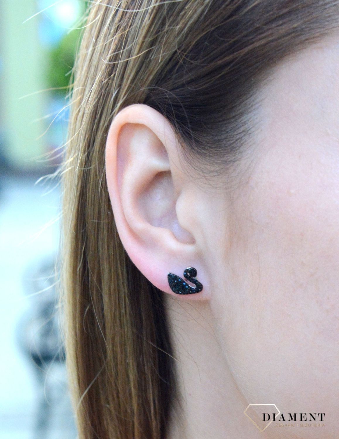 Kolczyki wkrętki łabędzie czarne cyrkonie SQK00000-053. Srebrne kolczyki w kształcie łabędzi ozdobione cyrkoniami w kolorze czarnym. Wykonane z najwyższej jakości srebrna próby 925 wyglądają bardzo wyjątkowo.jpg