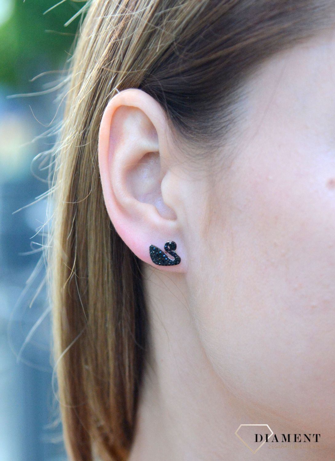 Kolczyki wkrętki łabędzie czarne cyrkonie SQK00000-053. Srebrne kolczyki w kształcie łabędzi ozdobione cyrkoniami w kolorze czarnym. Wykonane z najwyższej jakości srebrna próby 925 wyglądają bardzo wyjątkowo.jpg