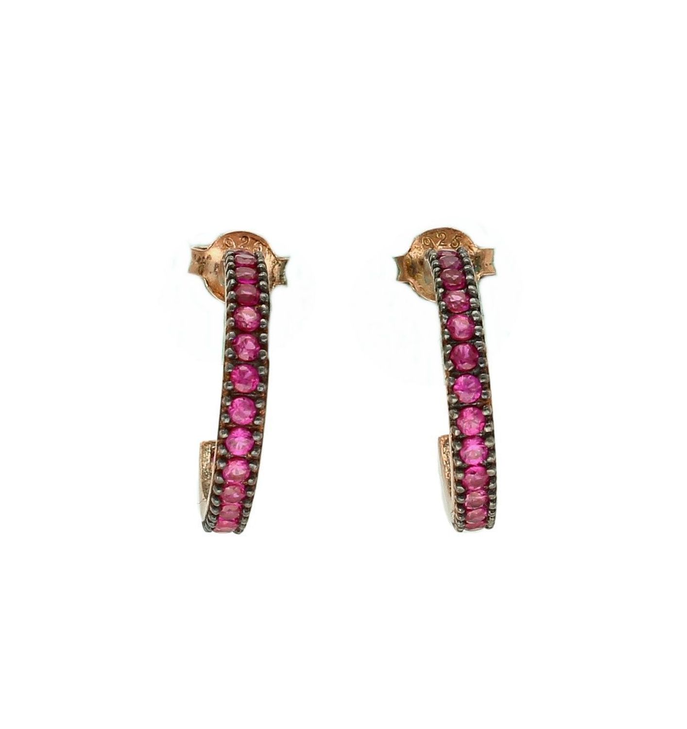 Srebrne kolczyki kółeczka z czerwonymi cyrkoniami SQK00000-055. Kolczyki z wygodnym zapięciem na sztyft. Całość wykonana z najwyższej jakości srebra próby 925 pokryta różowym złotem. Biżuteria to świetny pomysł na prezent (1.jpg