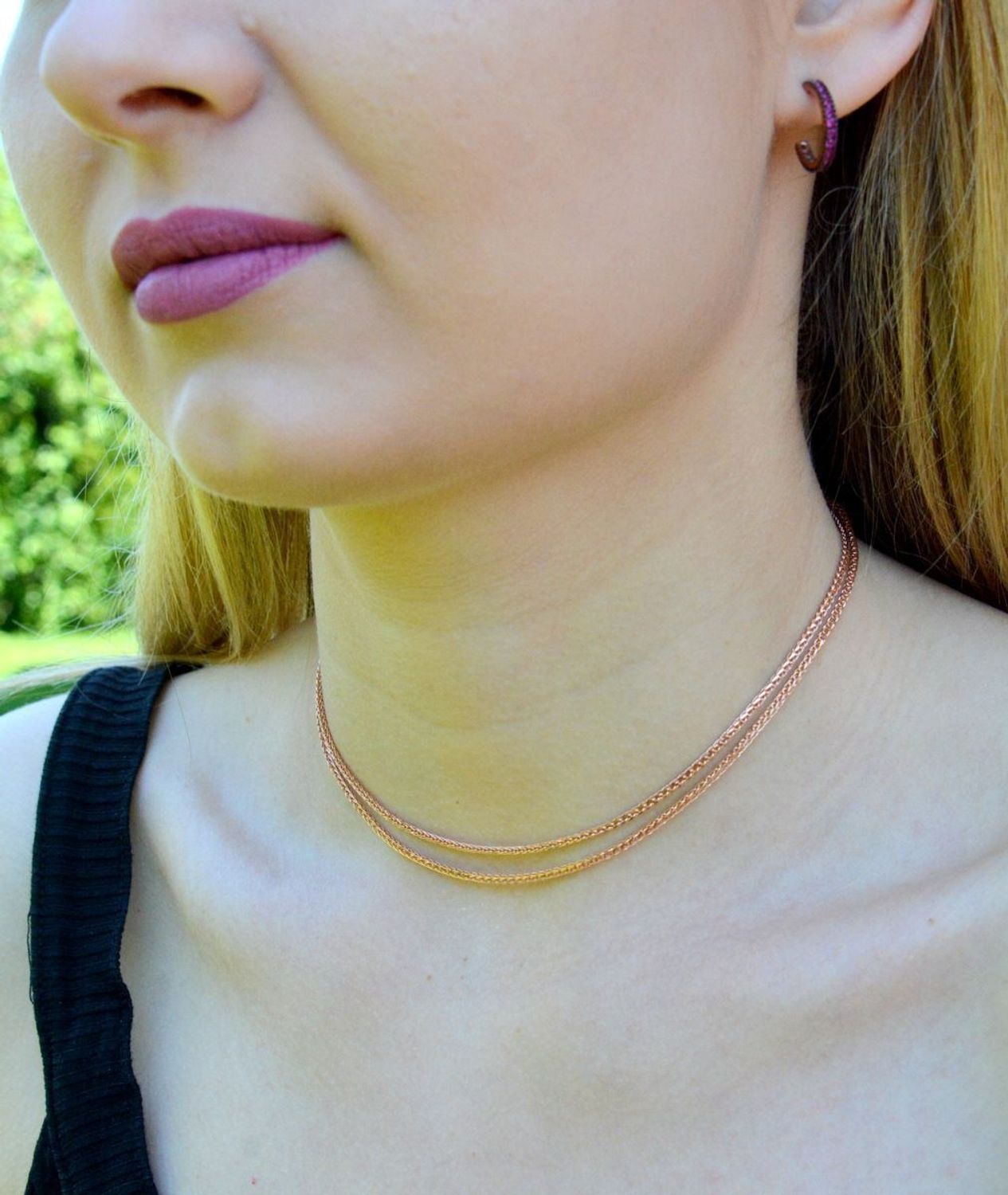 Srebrne kolczyki kółeczka z czerwonymi cyrkoniami SQK00000-055. Kolczyki z wygodnym zapięciem na sztyft. Całość wykonana z najwyższej jakości srebra próby 925 pokryta różowym złotem. Biżuteria to świetny pomysł na prezent (1.jpg