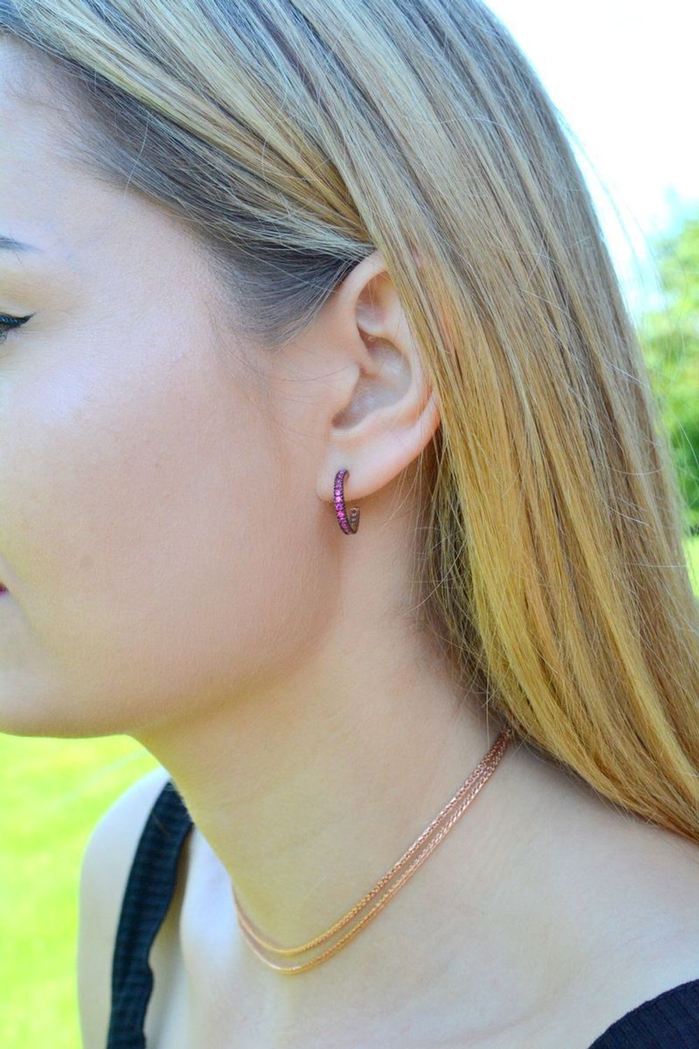 Srebrne kolczyki kółeczka z czerwonymi cyrkoniami SQK00000-055. Kolczyki z wygodnym zapięciem na sztyft. Całość wykonana z najwyższej jakości srebra próby 925 pokryta różowym złotem. Biżuteria to świetny pomysł na prezent (1.jpg