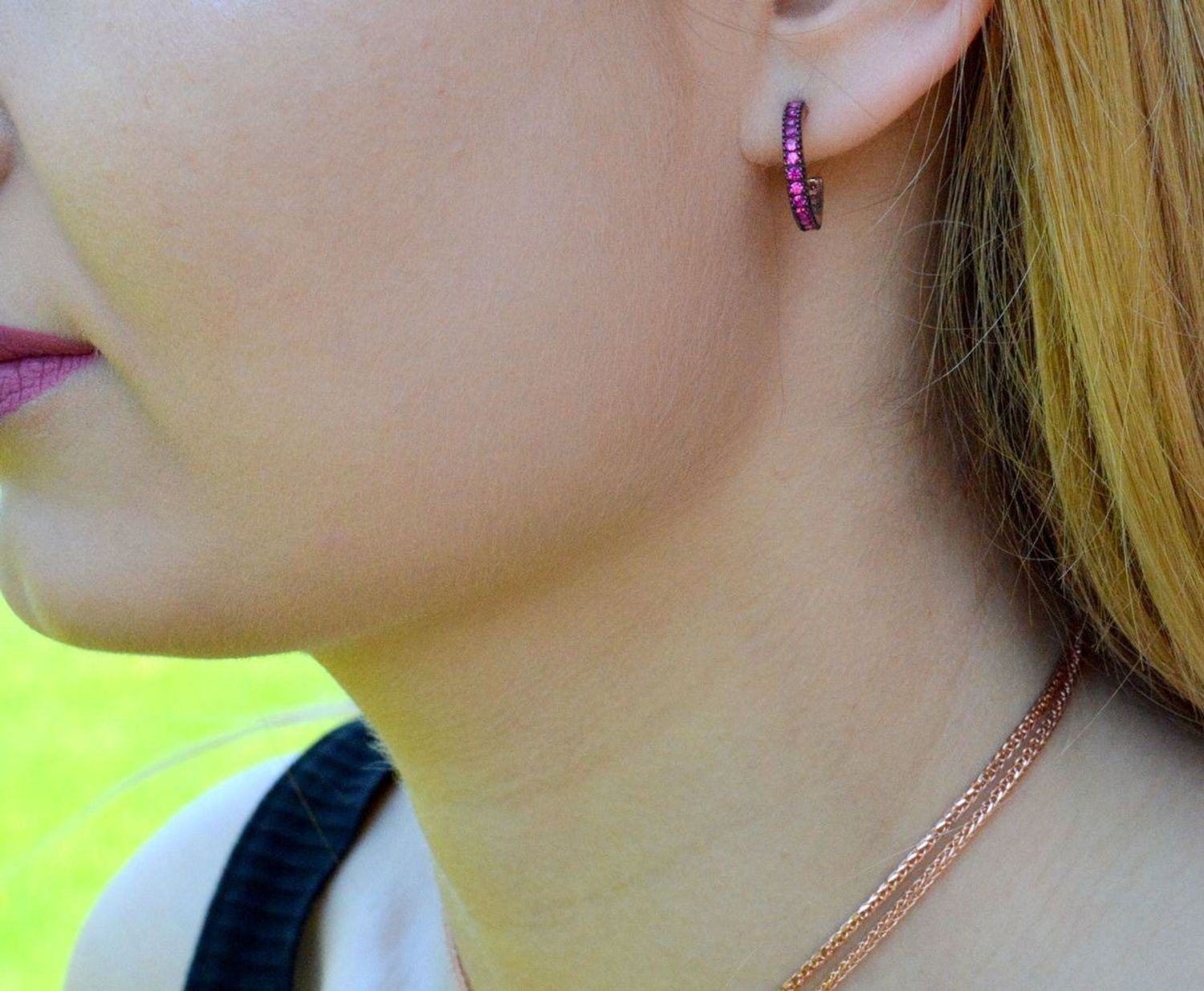 Srebrne kolczyki kółeczka z czerwonymi cyrkoniami SQK00000-055. Kolczyki z wygodnym zapięciem na sztyft. Całość wykonana z najwyższej jakości srebra próby 925 pokryta różowym złotem. Biżuteria to świetny pomysł na prezent (1.jpg