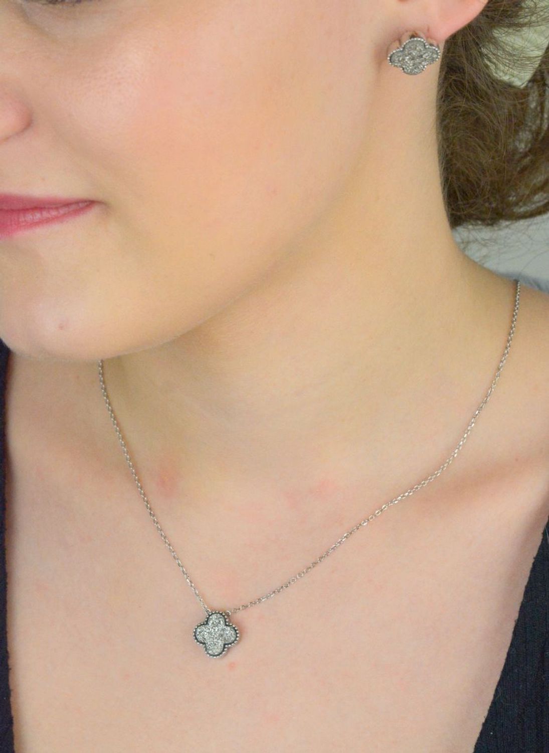 Delikatny srebrny naszyjnik próby 925 z zawieszką w kształcie koniczynki o brokatowym wykończeniu. Długość 42 + 2 cm, zapięcie na karabińczyk. Idealny na prezent.1.jpg