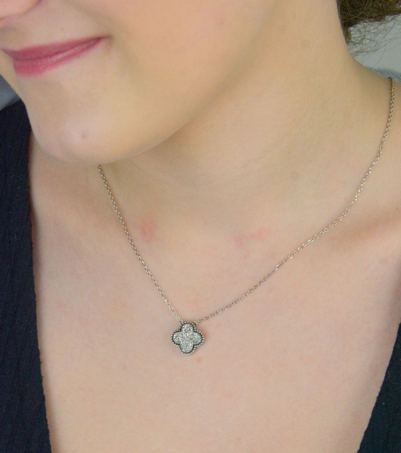 Delikatny srebrny naszyjnik próby 925 z zawieszką w kształcie koniczynki o brokatowym wykończeniu. Długość 42 + 2 cm, zapięcie na karabińczyk. Idealny na prezent.1.jpg