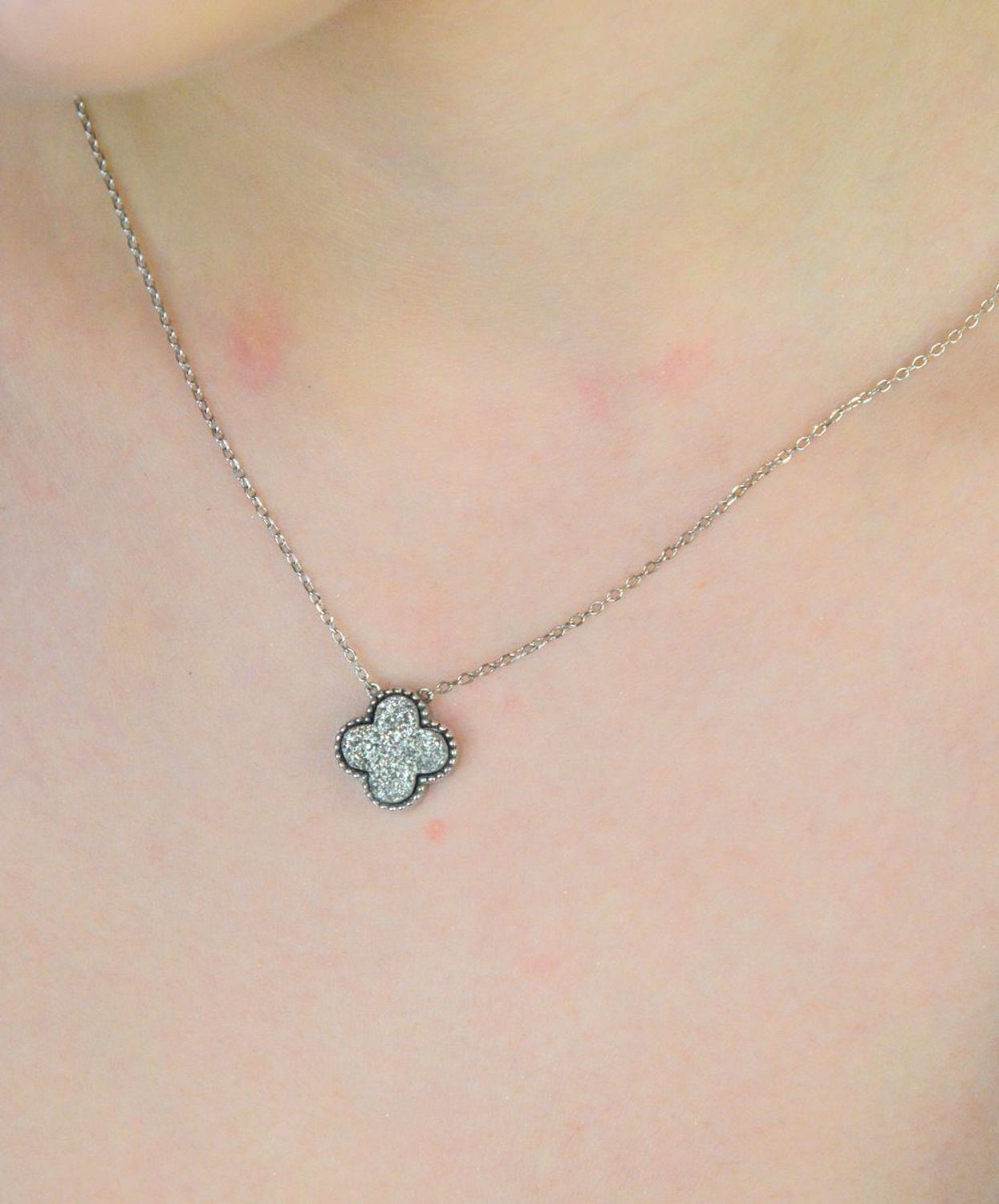 Delikatny srebrny naszyjnik próby 925 z zawieszką w kształcie koniczynki o brokatowym wykończeniu. Długość 42 + 2 cm, zapięcie na karabińczyk. Idealny na prezent.1.jpg