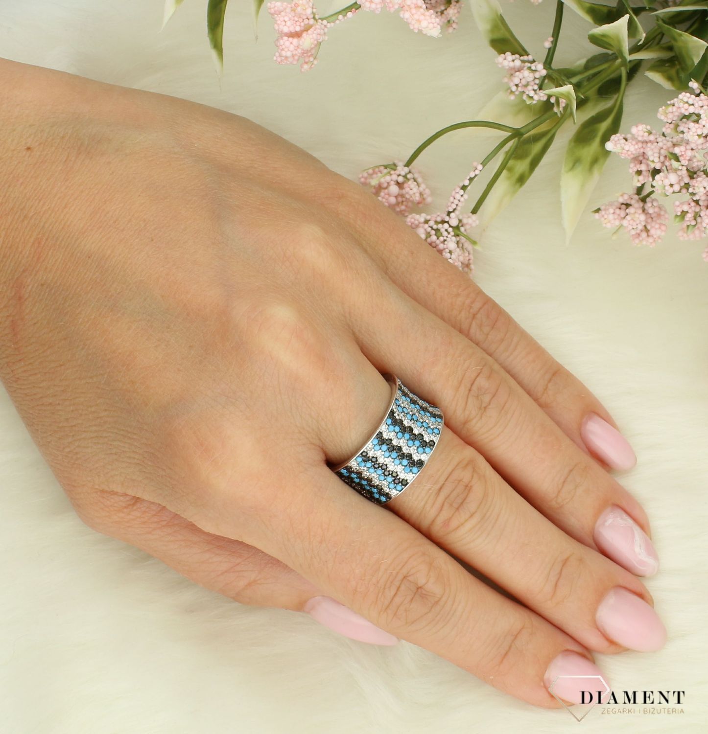 Srebrny pierścionek damski 925 szeroka obrączka z niebieskimi cyrkoniami SQP00000-010.jpg